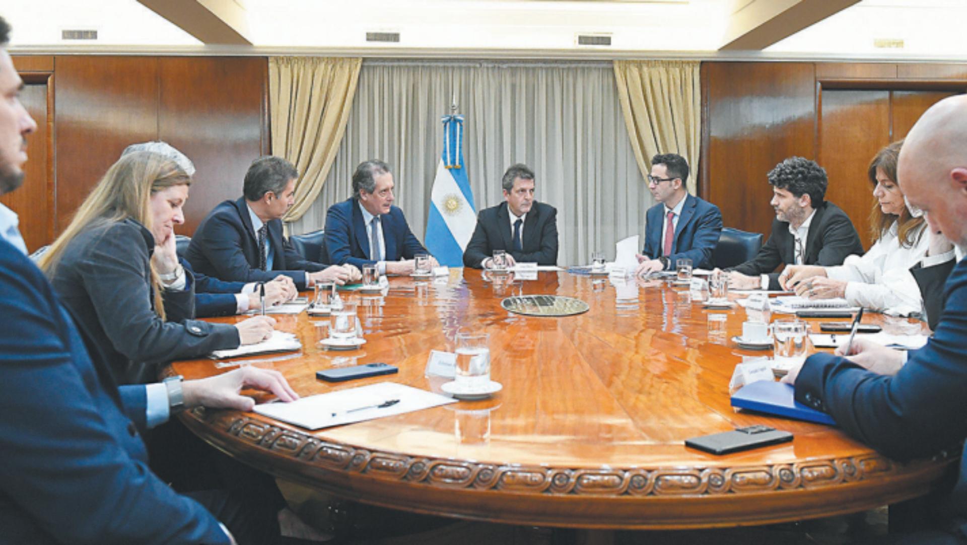 Sergio Massa junto a representantes de empresas de alimentos, bebidas y cuidado personal.