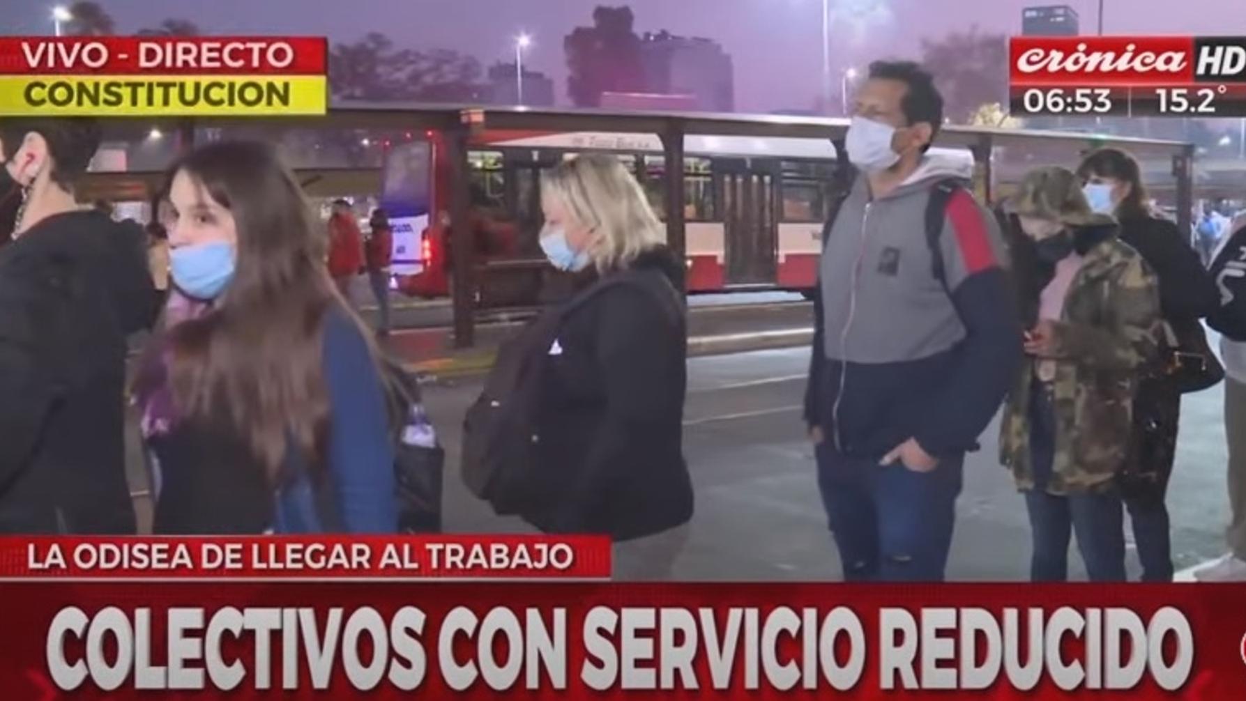 Largas filas de pasajeros en la mañana de este viernes en Constitución por la reducción del servicio de colectivos (Crónica HD).