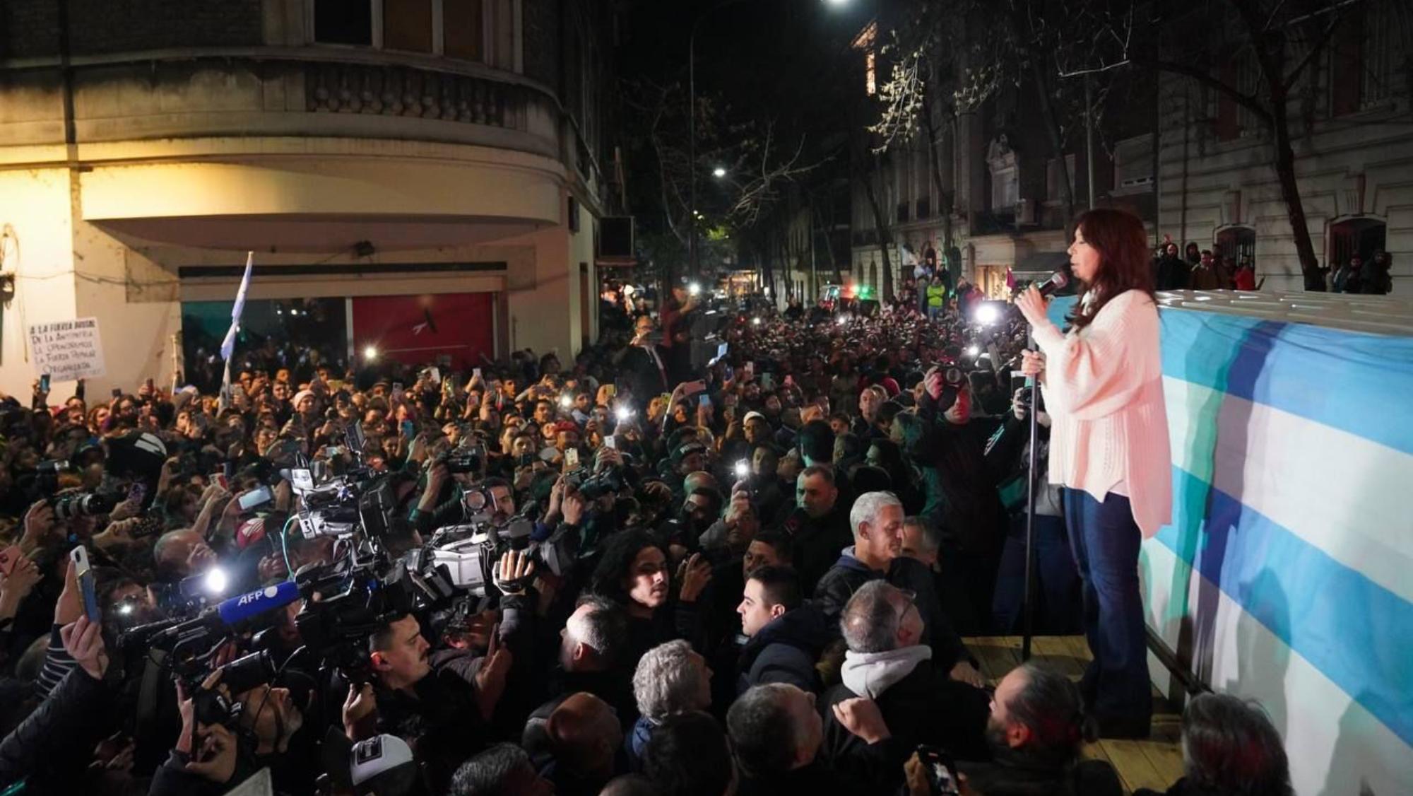 Cristina Kirchner habló frente a los manifestantes en Recoleta.