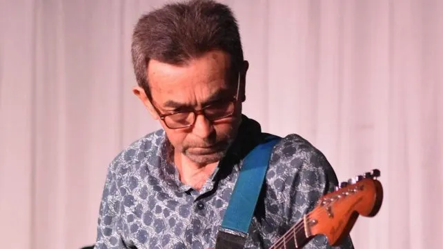 El amor de Juan Carlos Denis por su guitarra.