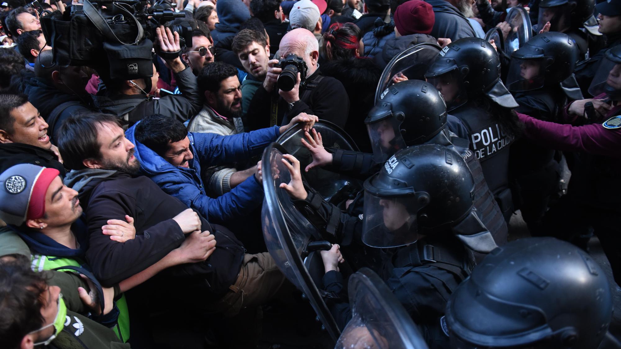 Incidentes en la puerta de la casa de Cristina Kirchner: manifestantes tiraron las vallas (Crónica/Jonatan Moreno).