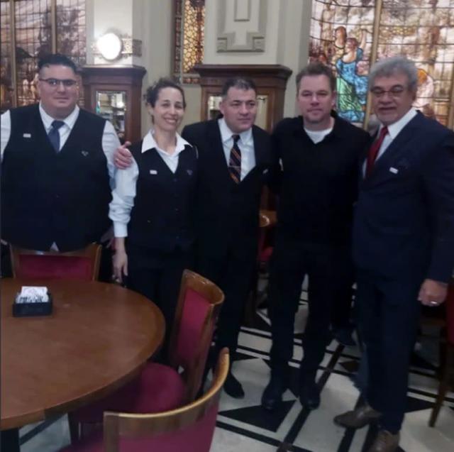 El actor junto al personal de un restaurante.