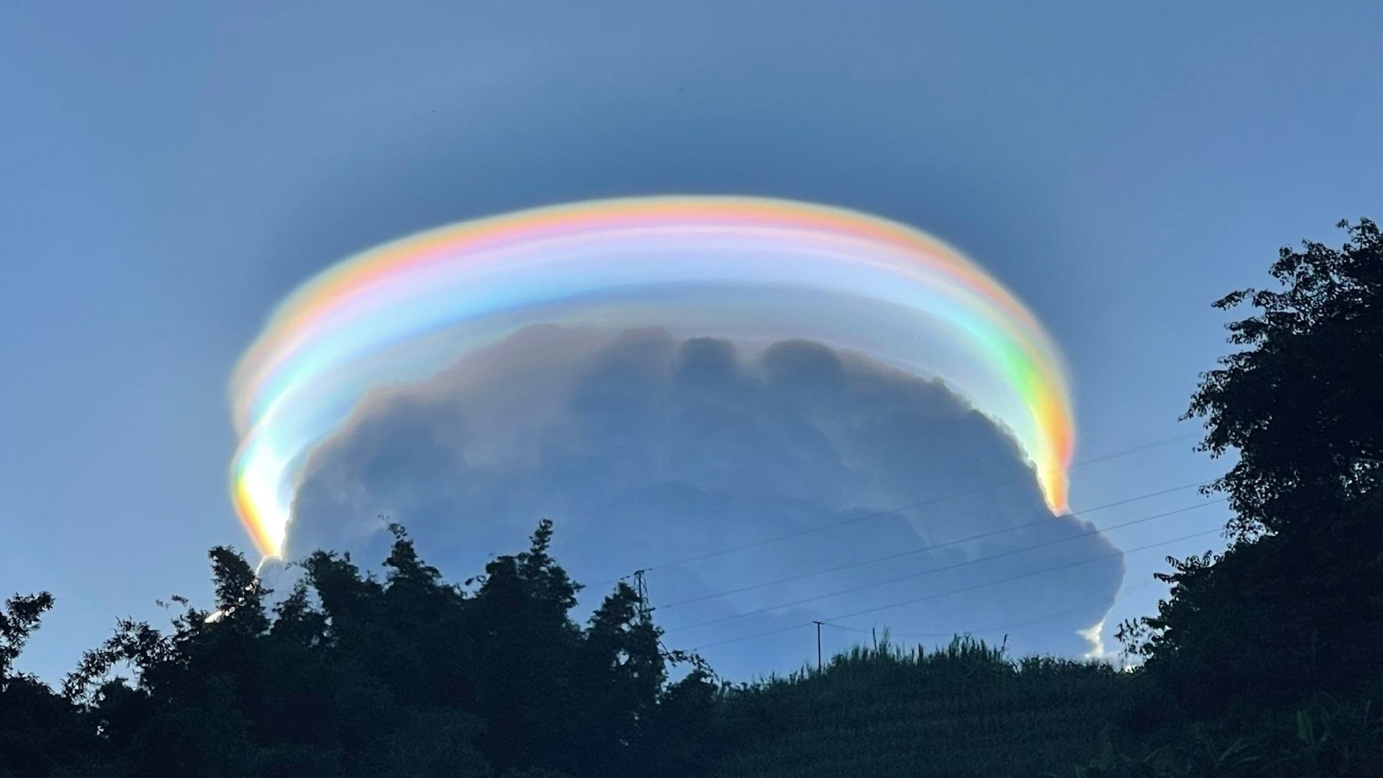 La nube iridiscente se volvió viral en las redes sociales.