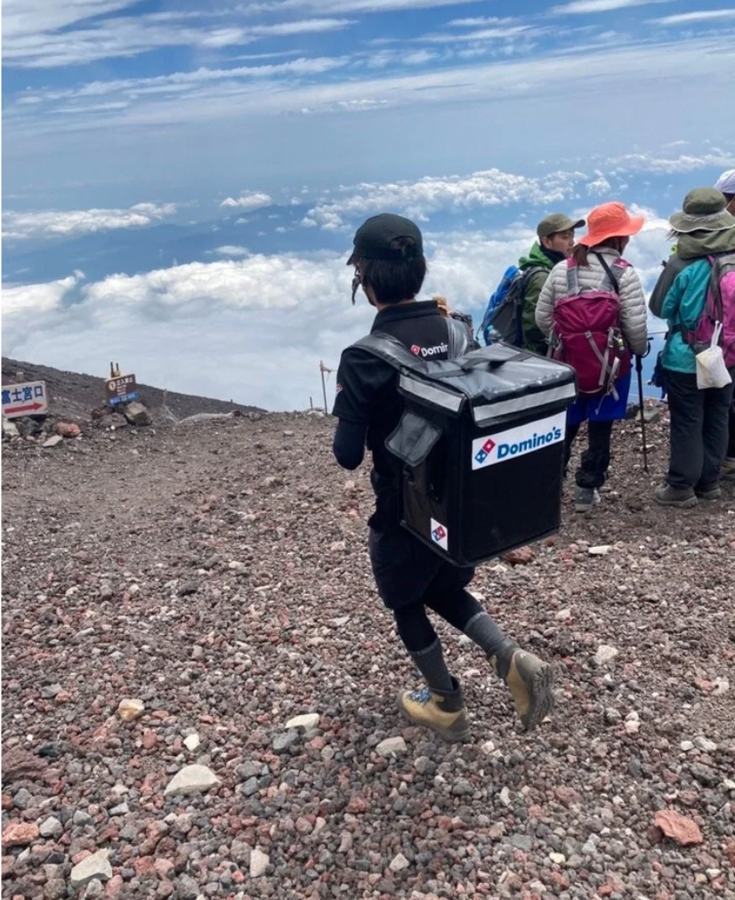 El repartidor viral subiendo a la cima de la montaña.