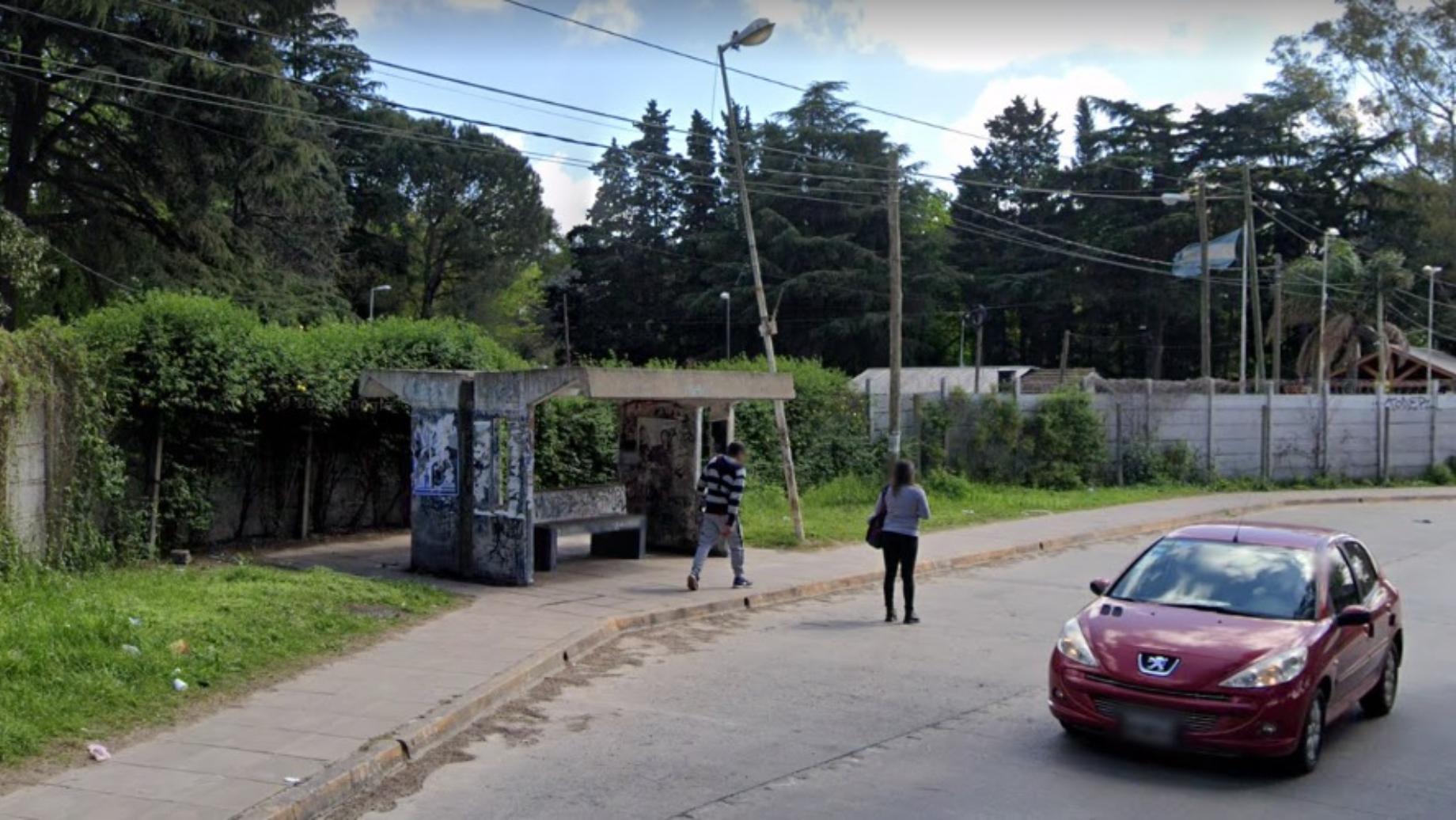 El hecho se produjo cuando los oficiales se hallaban en una parada de colectivos.