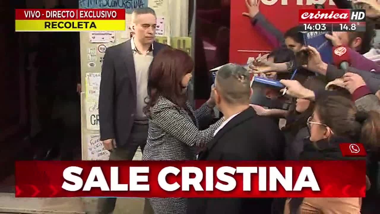 Cristina Fernández de Kirchner firmó autógrafos a la militancia al salir de su casa rumbo al Senado