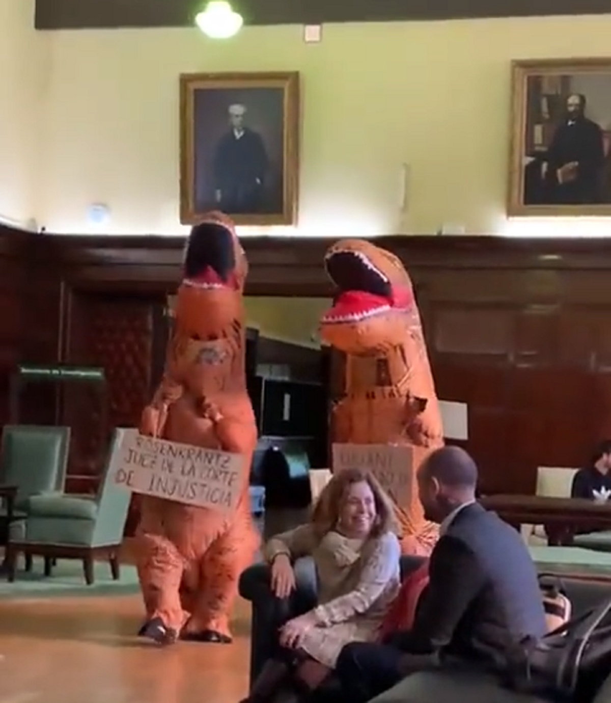 Dinosaurios en la   <a href='https://www.cronica.com.ar/tags/Facultad de Derecho'>Facultad de Derecho</a> de la   <a href='https://www.cronica.com.ar/tags/UBA'>UBA</a>.