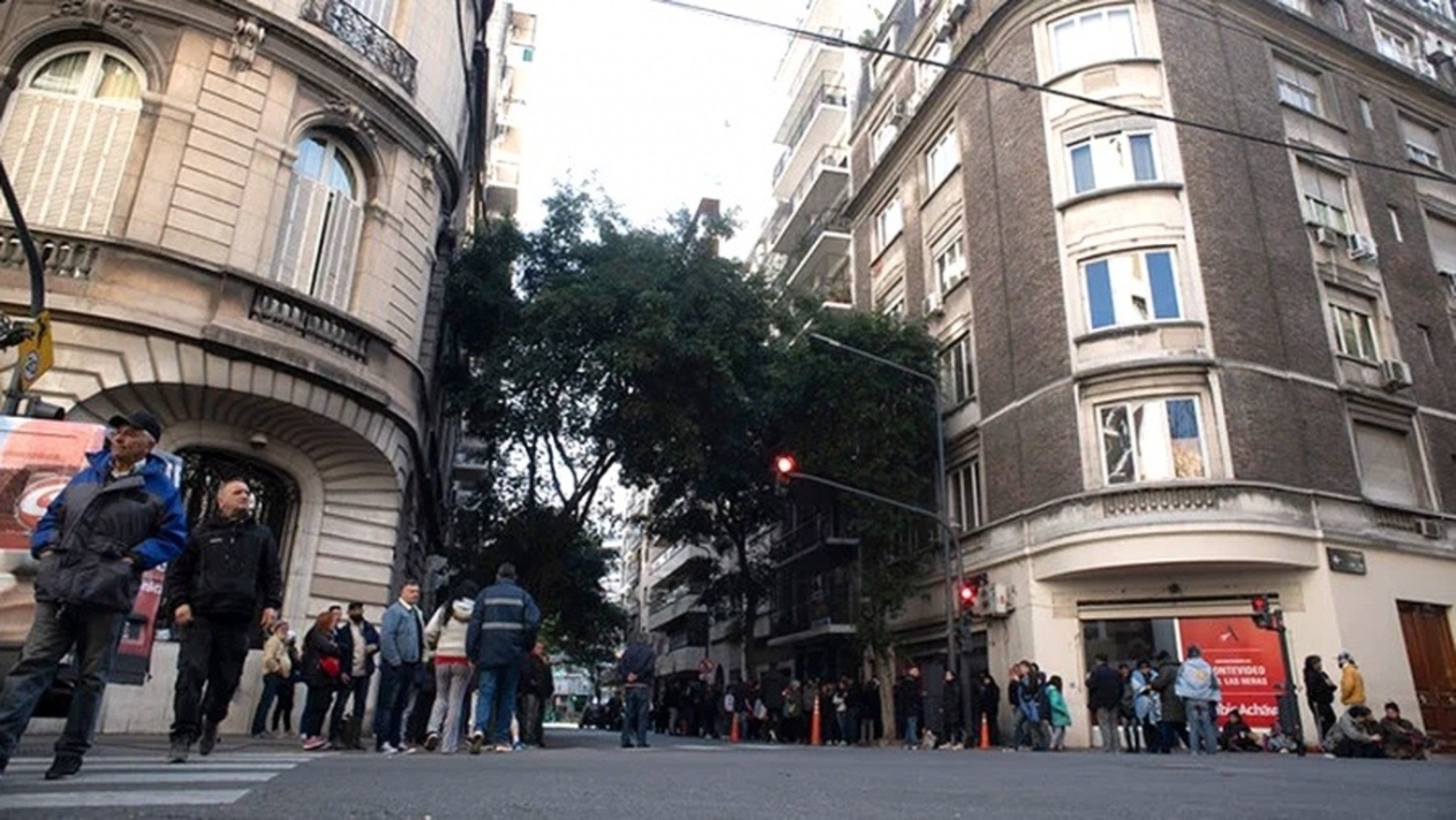 La gente permanece reunida este lunes en Uruguay y Juncal, Recoleta, para respaldar a Cristina Kirchner.