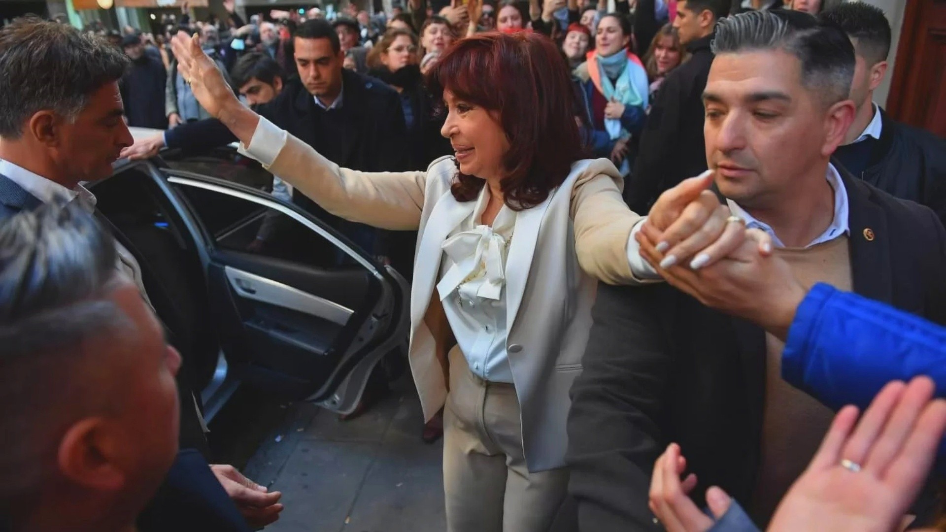 Cristina Kirchner en la puerta de su casa del barrio porteño de Recoleta.