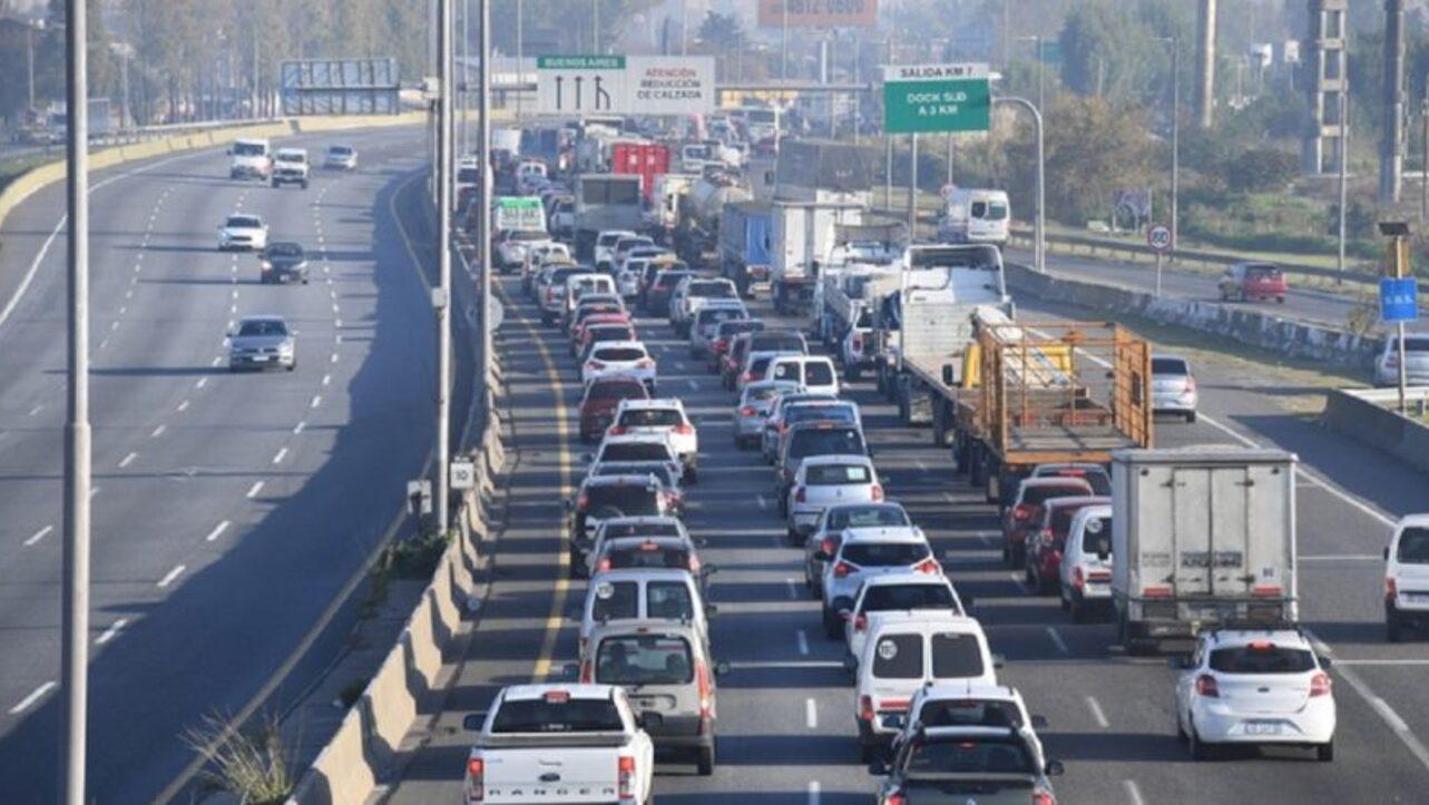 Tránsito cargado en los accesos a la Capital Federal (Imagen ilustrativa).