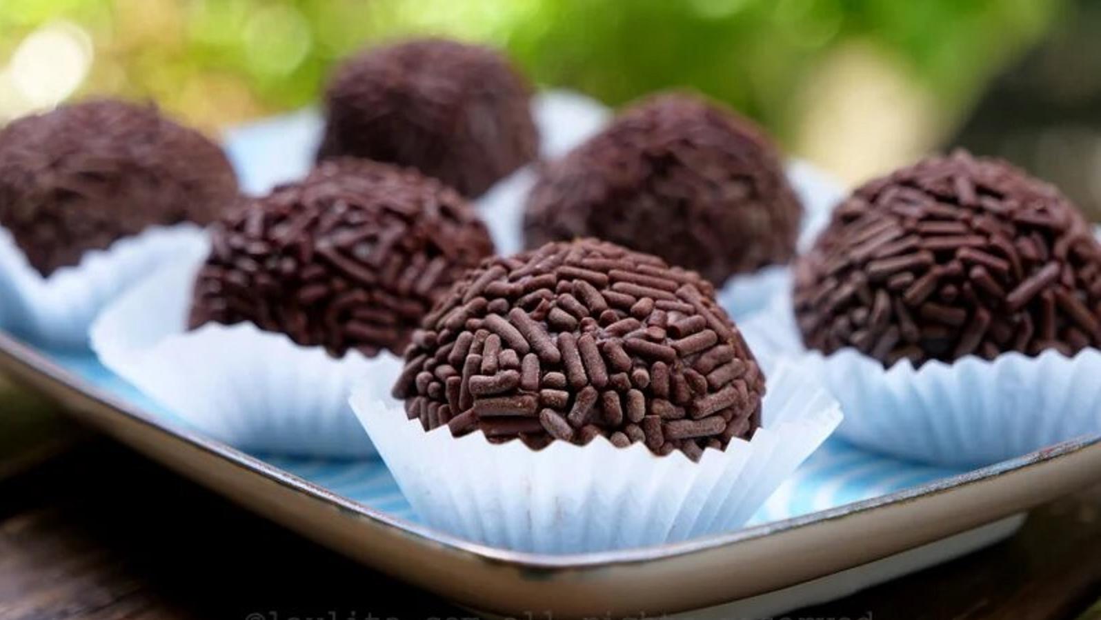 Los brigadeiros se caracterizan por su particular textura suave y cremosa por dentro.