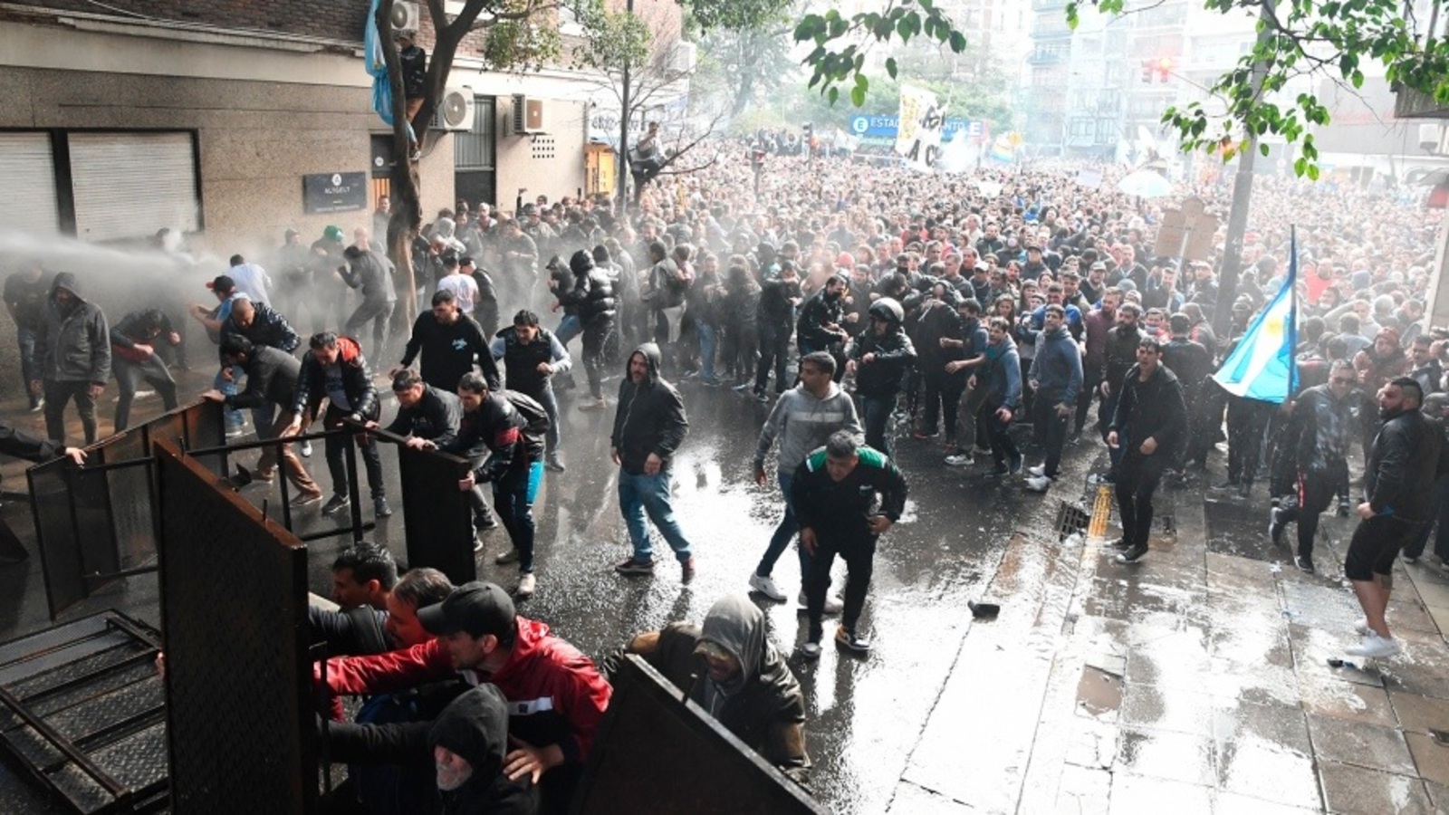 Los incidentes del sábado en las cercanías de la casa de Cristina Kirchner en Recoleta (Télam).