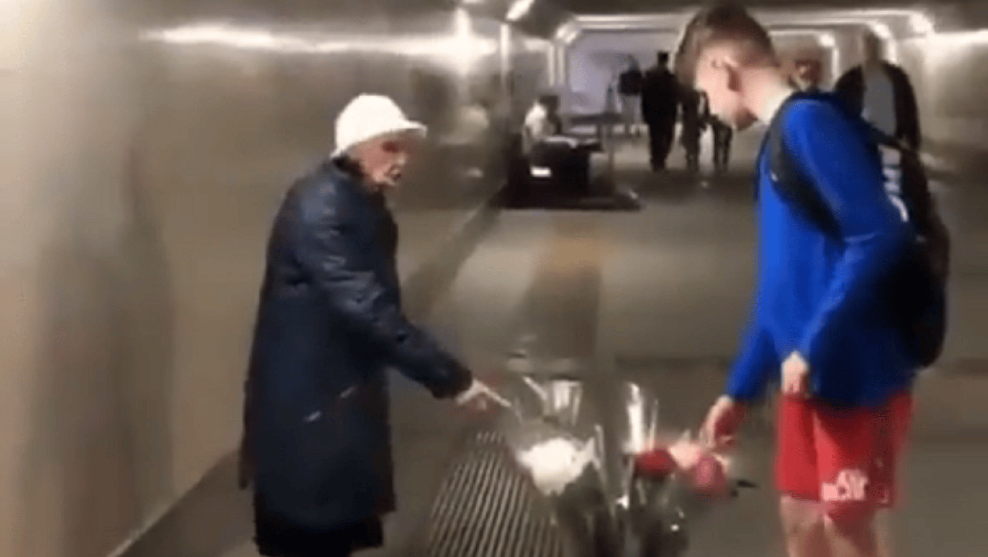 Un pibe tuvo un dulce gesto con una vendedora de flores, pero generó polémica en las redes.