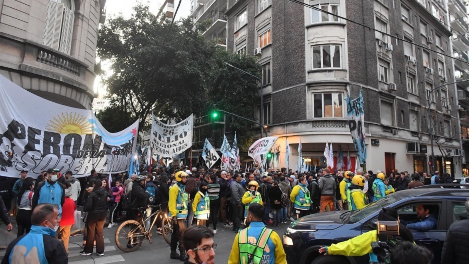 Sigue la vigilia de militantes en las cercanías de la vivienda que Cristina Kirchner tiene en Recoleta (Télam).