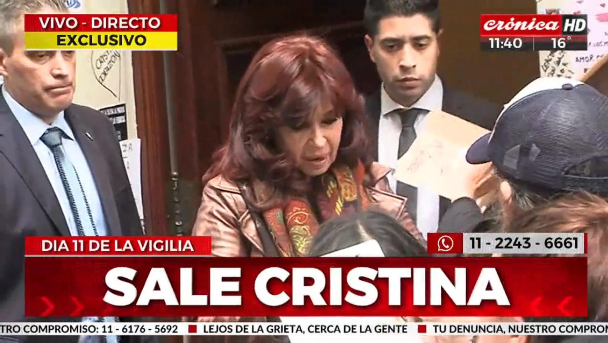 El momento en el que Cristina Kirchner sale de su vivienda de Recoleta (Crónica HD).