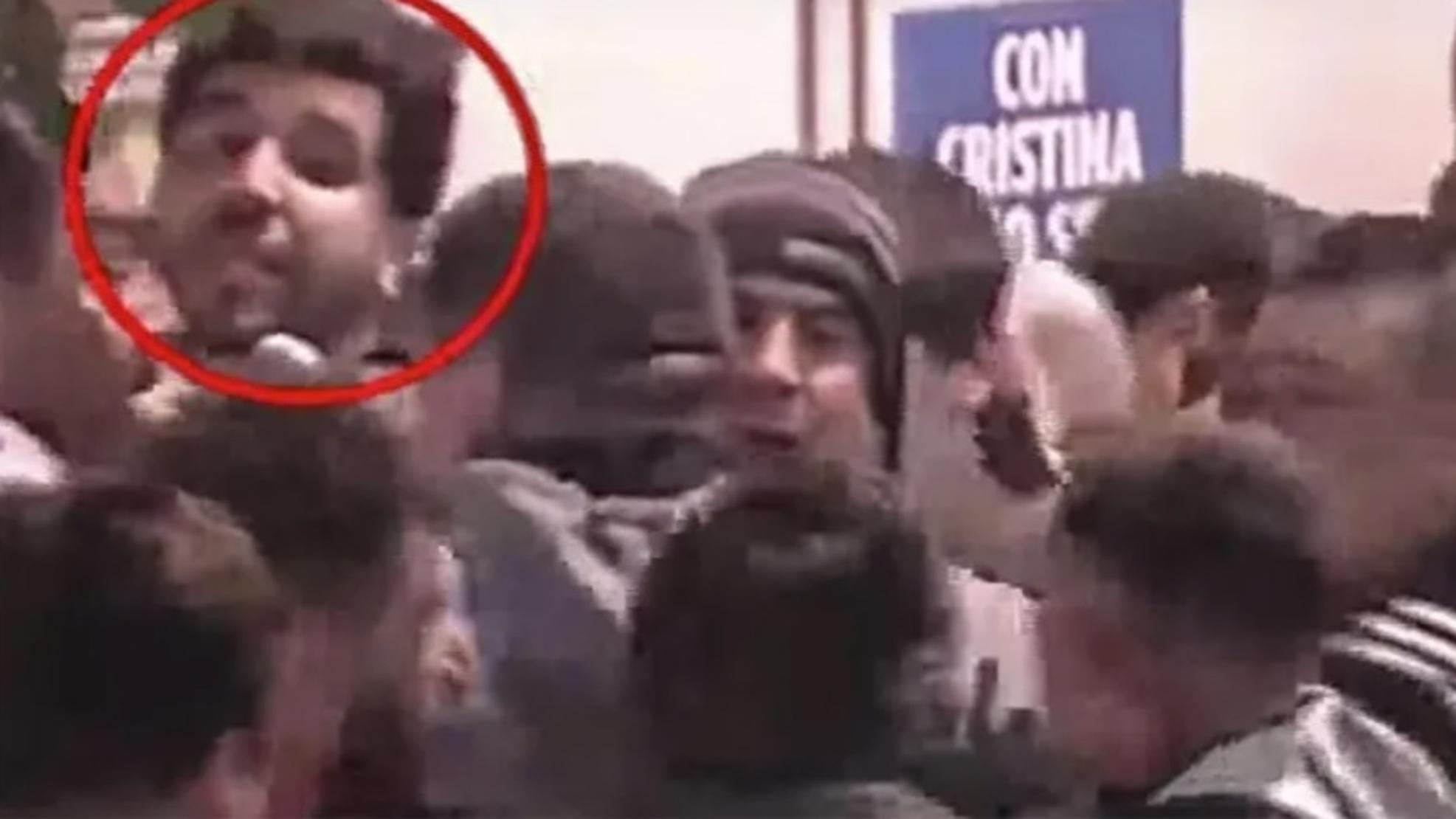 El momento en el que agresor terminaba de atacar a la vicepresidenta (Captura de pantalla).