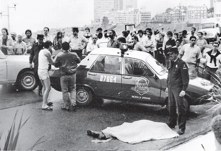 El cuerpo se encontró en la avenida Peralta Ramos, y la multitud comenzó a acercarse a llorar al actor.