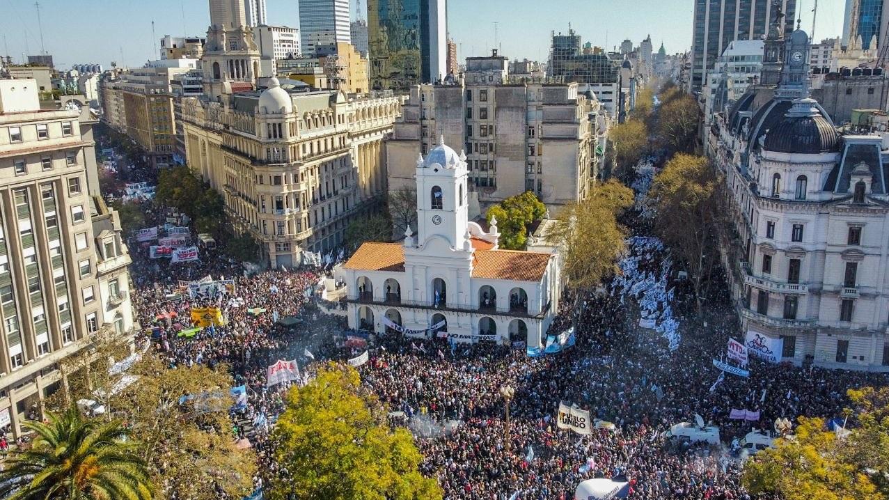 La manifestación en Plaza de Mayo para repudiar el atentado contra Cristina Kirchner llegó a los diarios del mundo (Twitter).