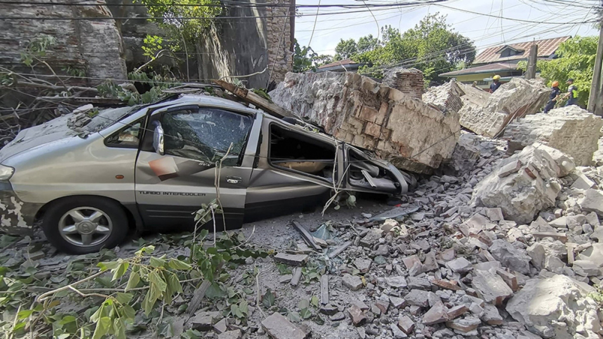 Los esfuerzos de rescate continúan recorriendo los escombros del terremoto.