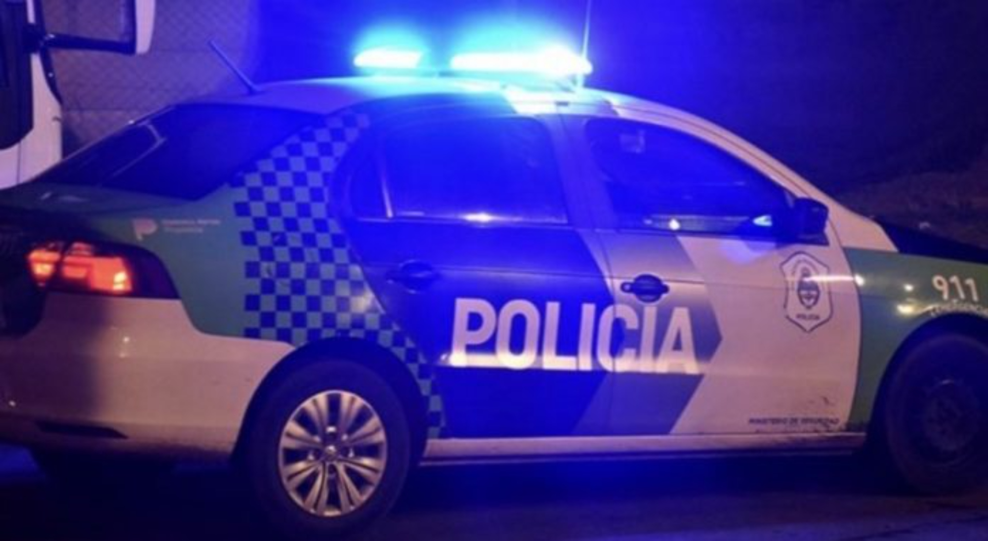 Una pareja de ladrones apuñalaron a un joven para robarle en La Plata.