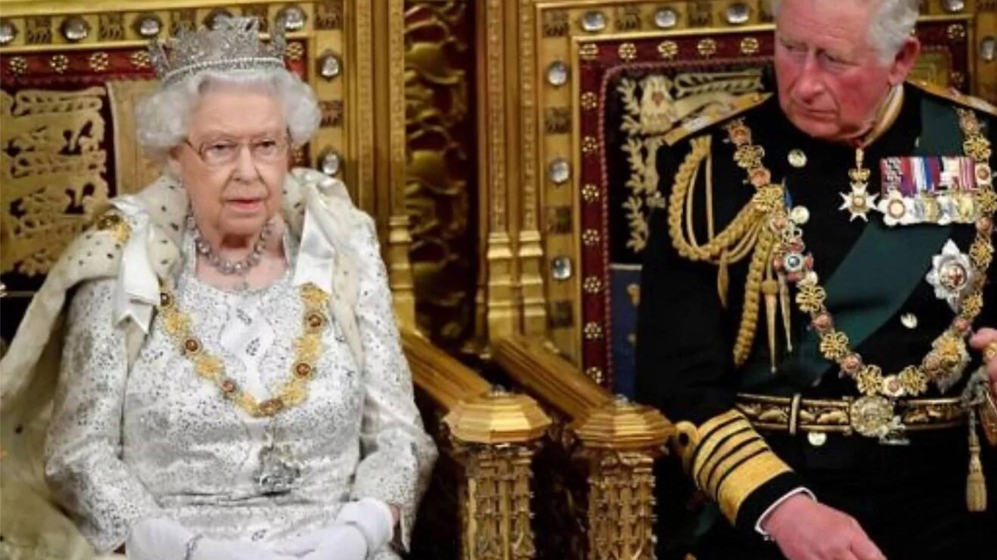 La reina Isabel II junto a su hijo Carlos, actual monarca de Reino Unido.