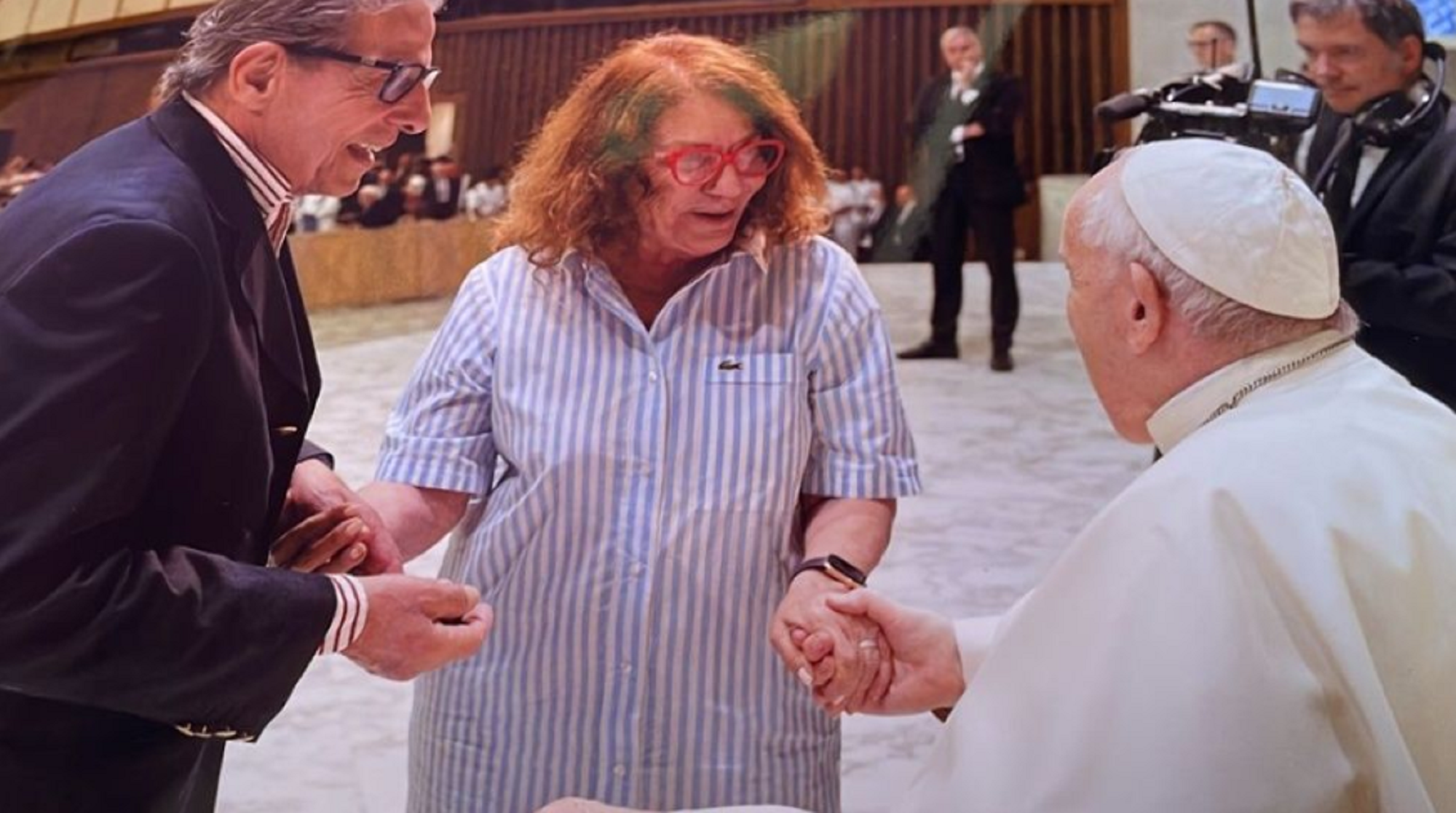 Alicia Barrios junto a Francisco, durante su visita al Vaticano.