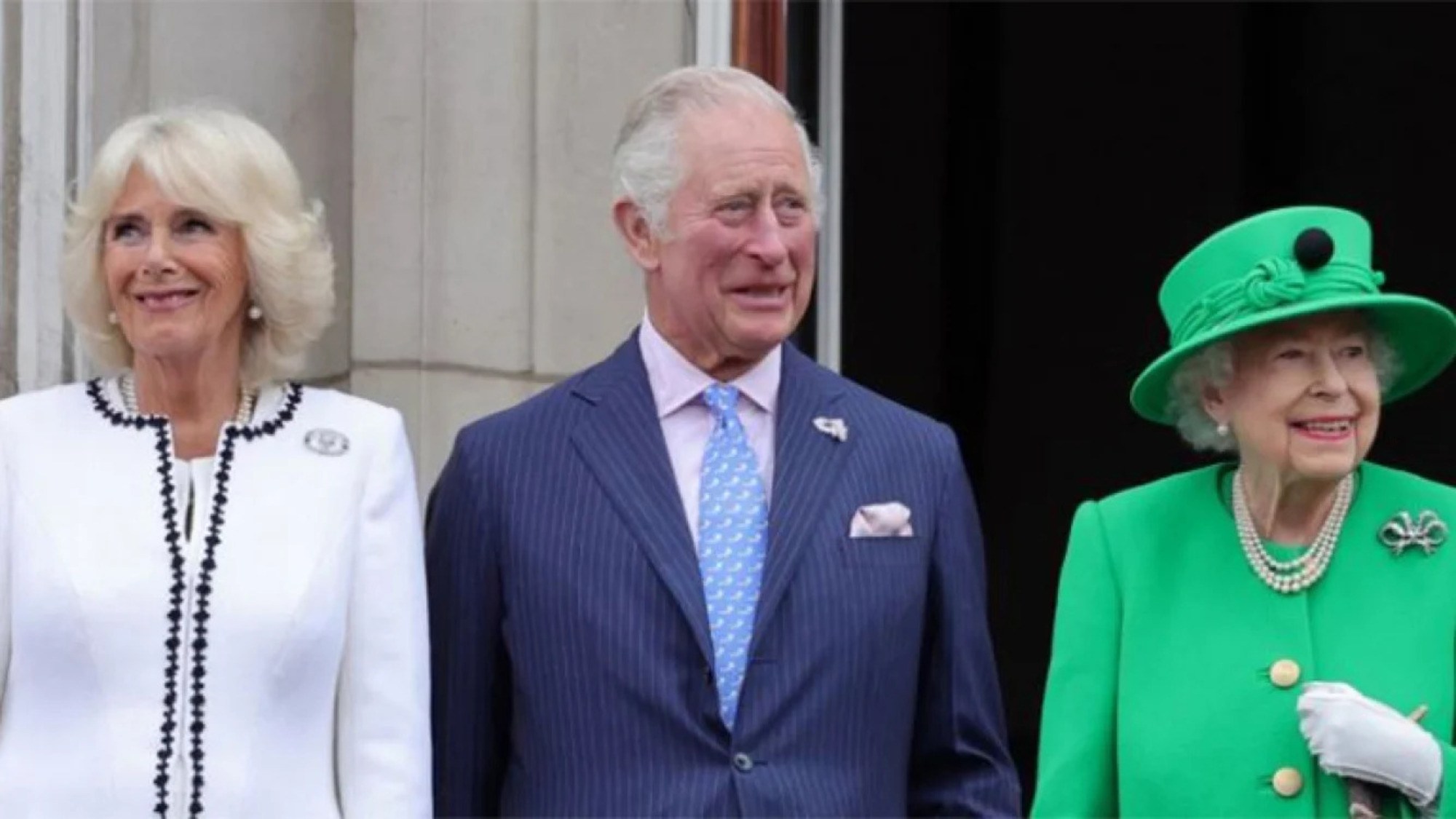   <a href='https://www.cronica.com.ar/tags/Carlos III'>Carlos III</a>,  Camilla Parker Bowles y la reina Isabel II.