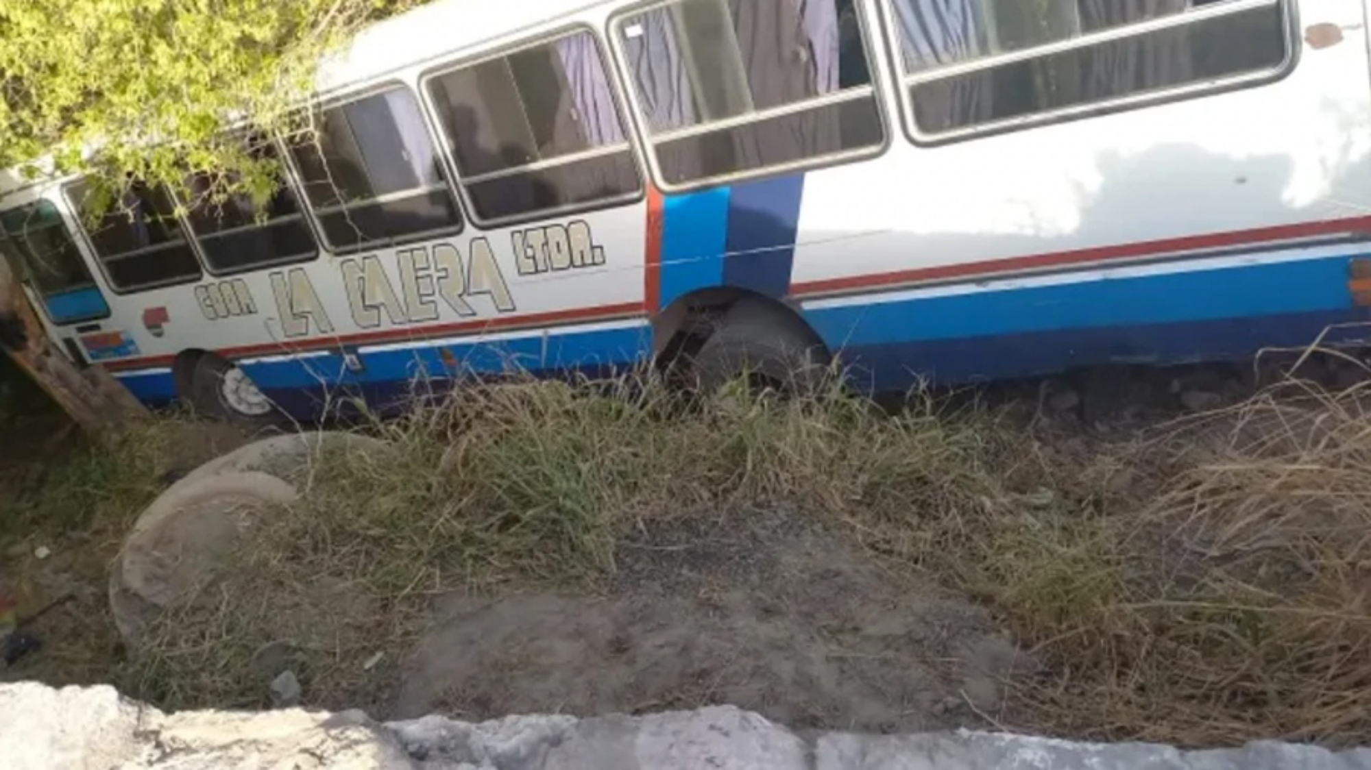 Así quedó el colectivo que cayó a un barranco en Córdoba.