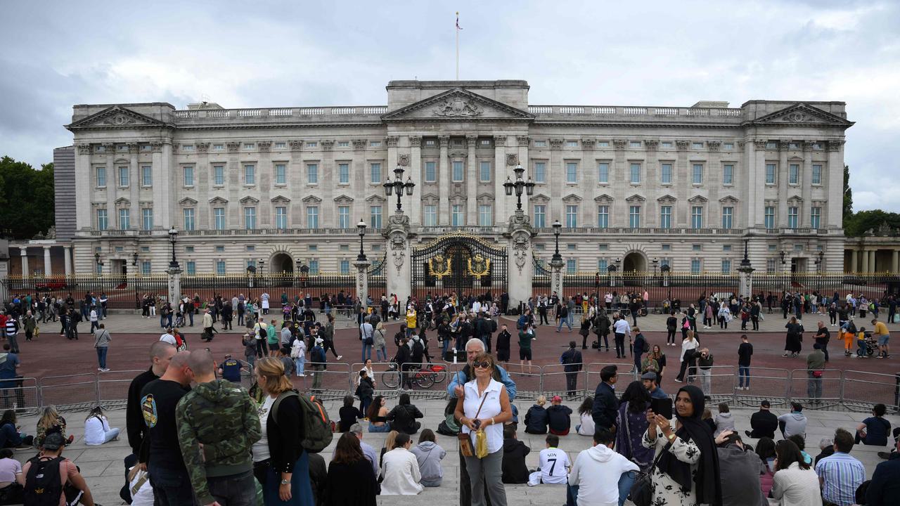 Tras el anuncio que confirmó la peor noticia, los seguidores de la familia real lloraron frente a las rejas del palacio.