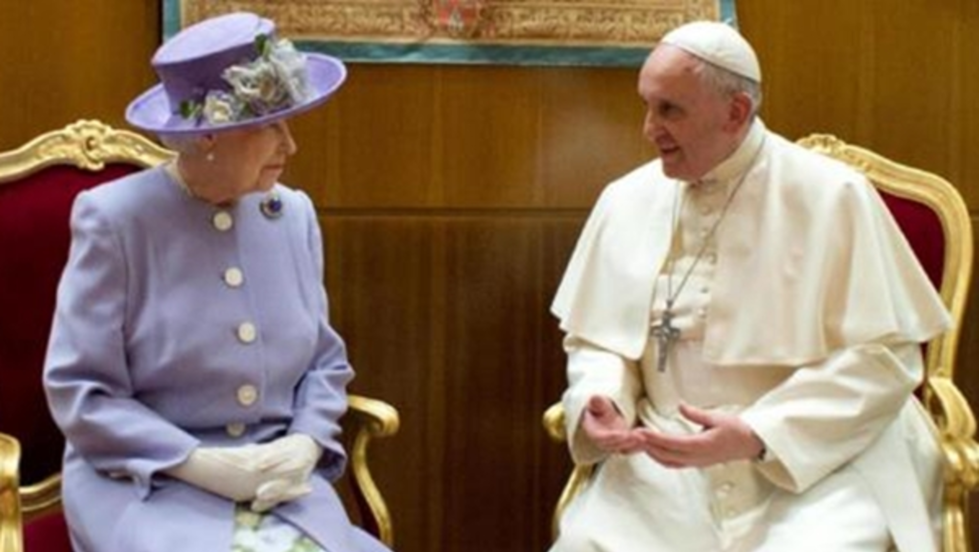 La Reina Isabel II junto al Papa Francisco