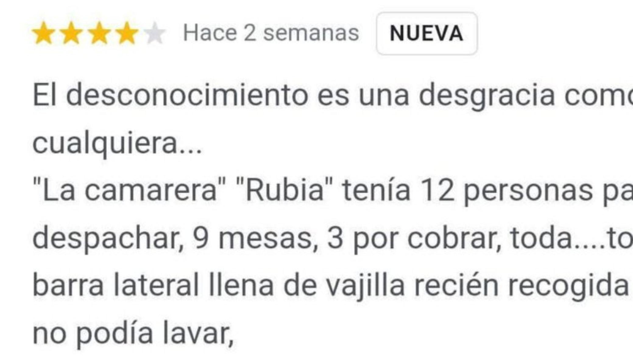 En lugar de quejarse de su mesera, el cliente dirigió su queja a los encargados del local.