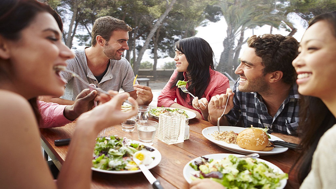 Estas personas aman comer en compañía.