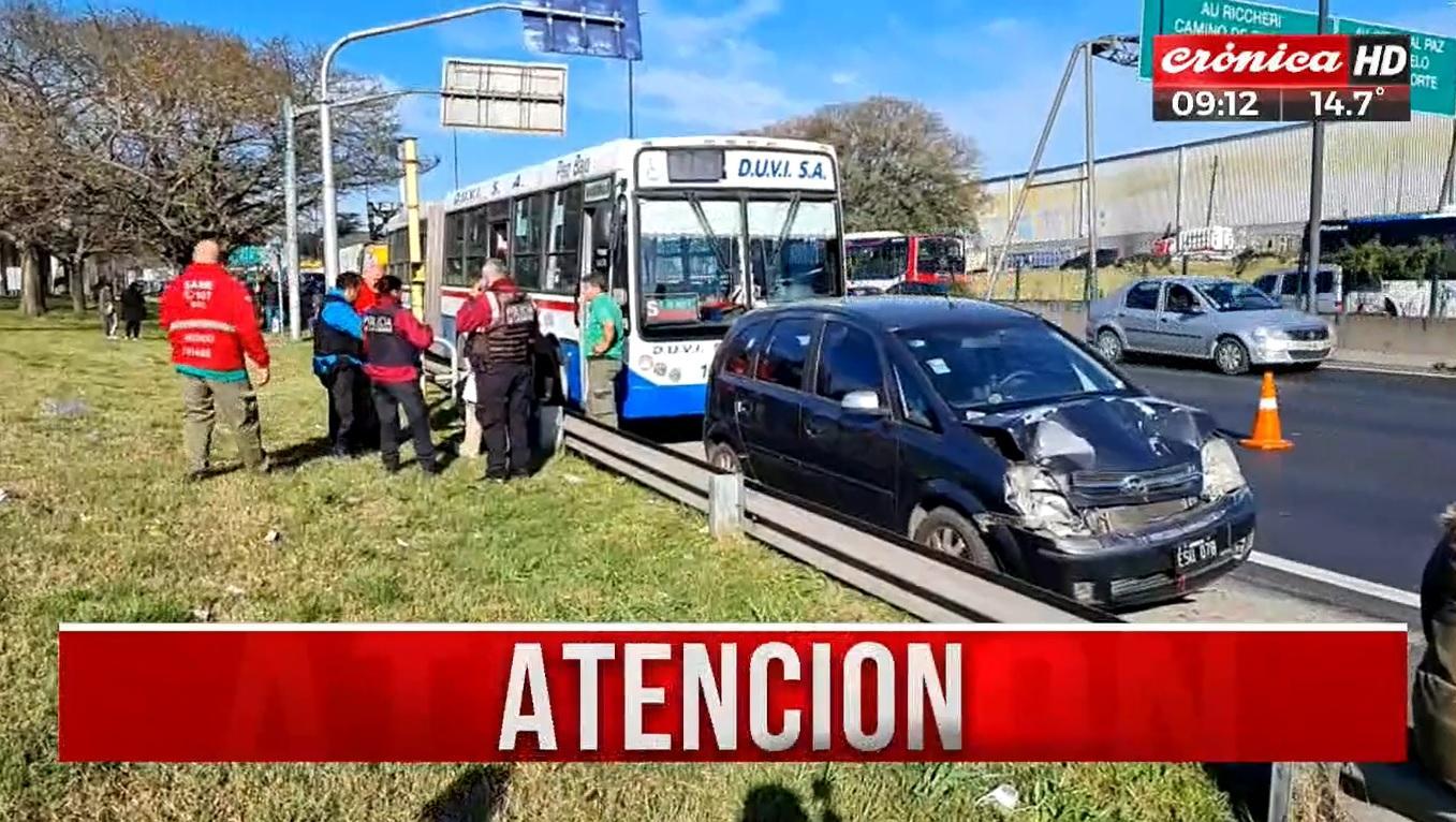 Así quedaron los vehículos implicados en el choque en autopista Dellepiane, a la altura de Villa Lugano (Crónica HD).