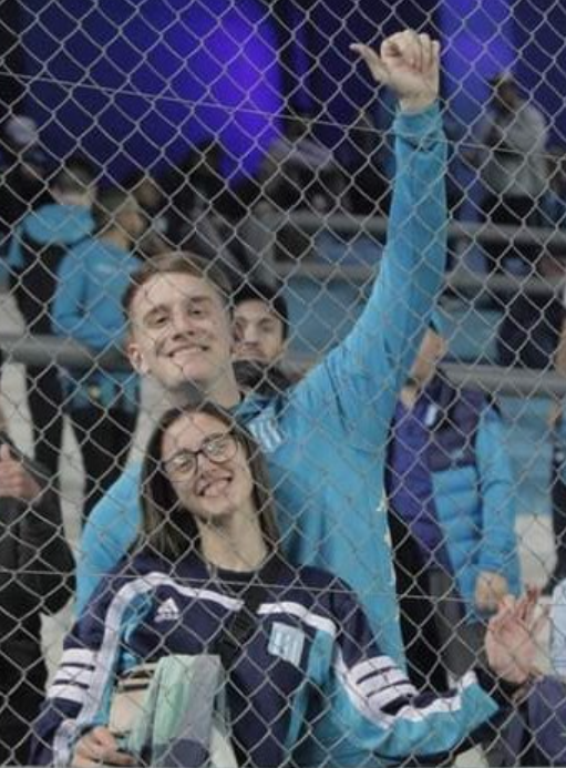 Los novios virales Prisci y Fede en la cancha de Racing (Twitter/@Priimanno).