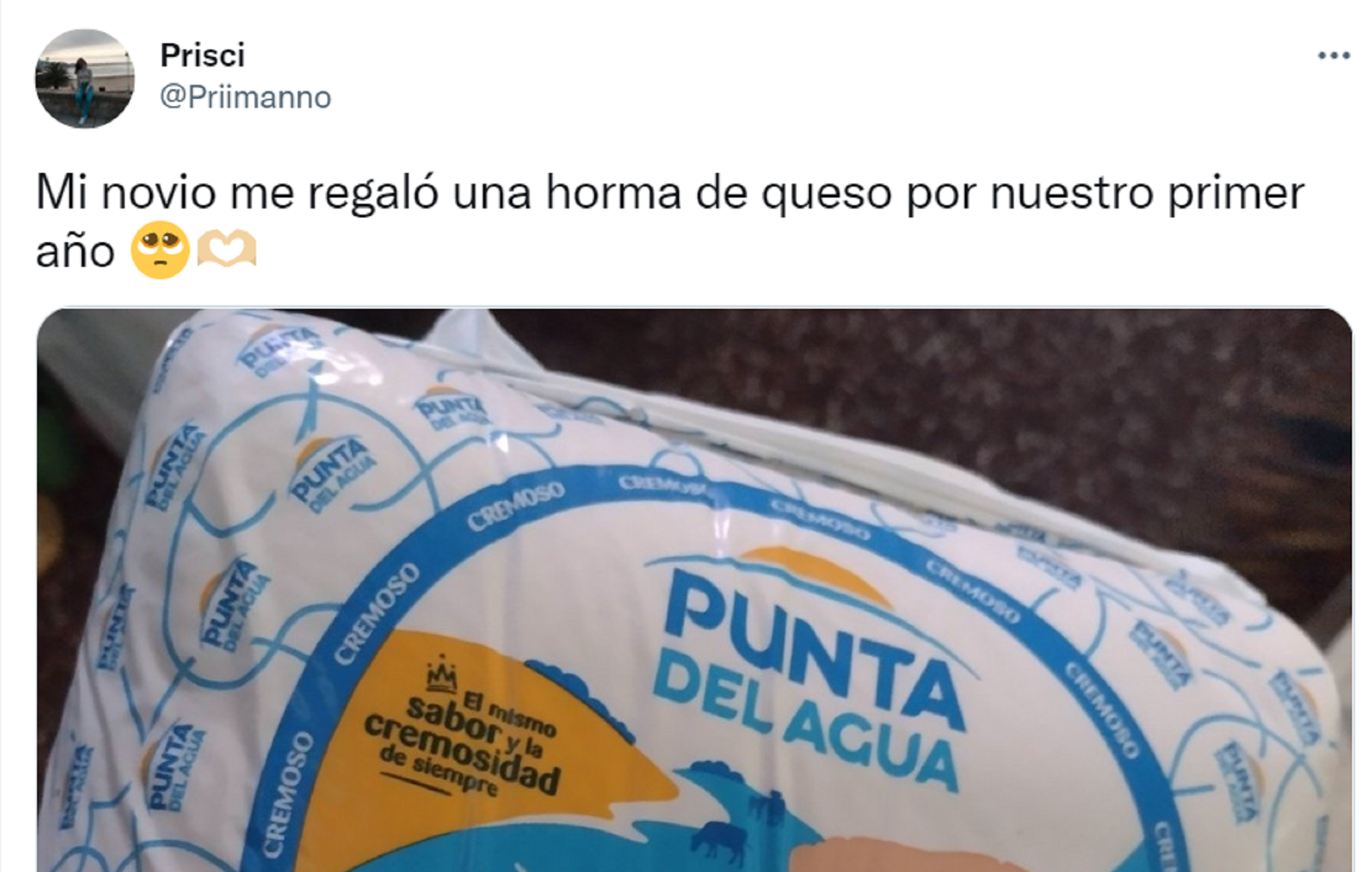 El novio le regaló una horma de queso y el momento se hizo viral (Twitter/@Priimanno).