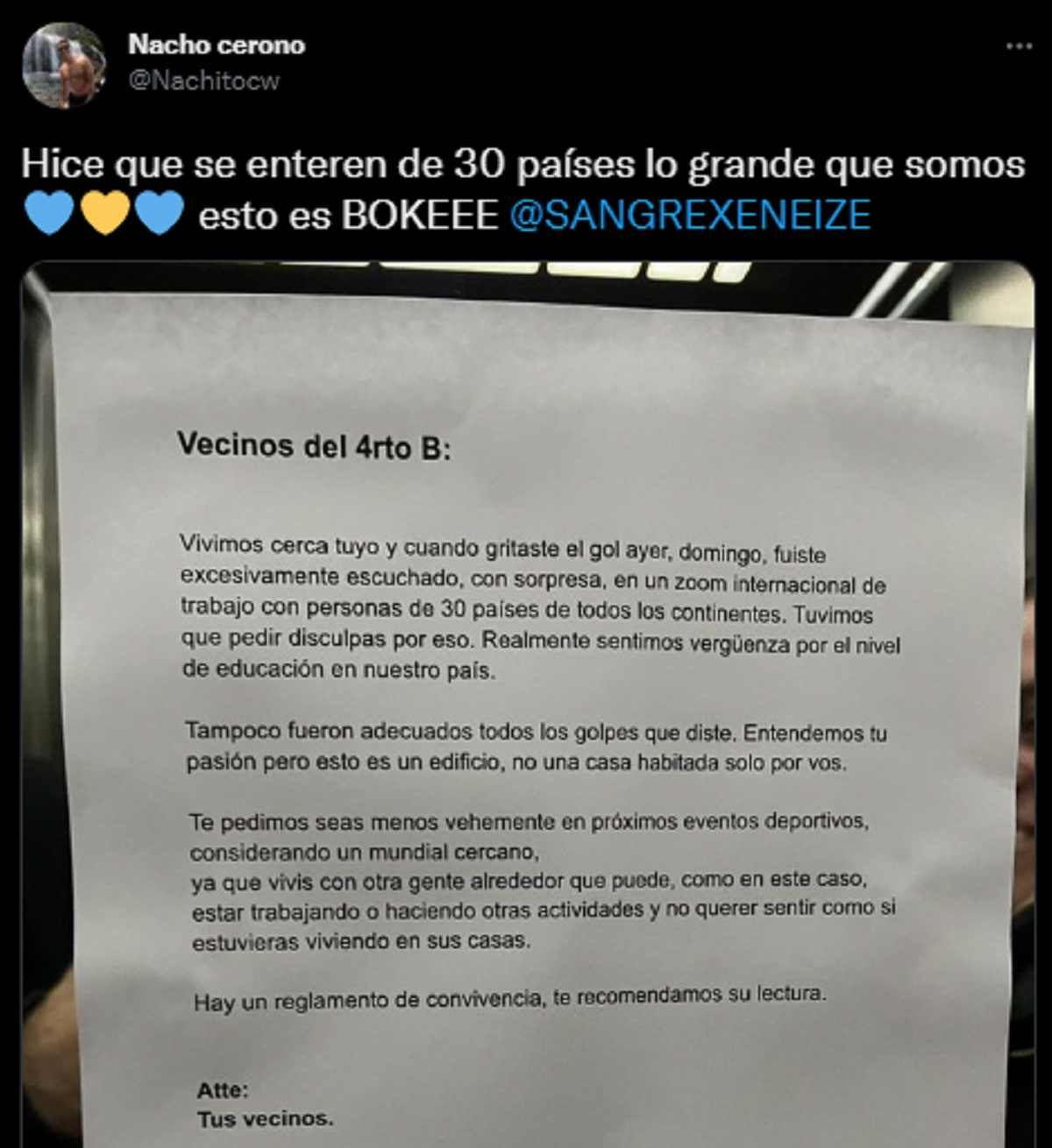 El tuit con la foto del cartel que le dejaron los vecinos en el ascensor del edificio.