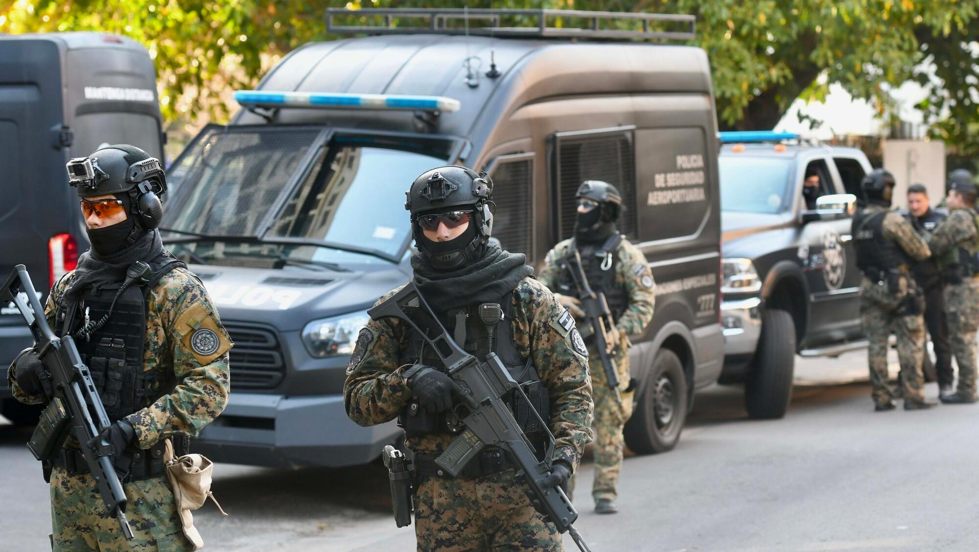 Fuerte operativo de seguridad en las inmediaciones de los tribunales federales de Retiro (Télam).    