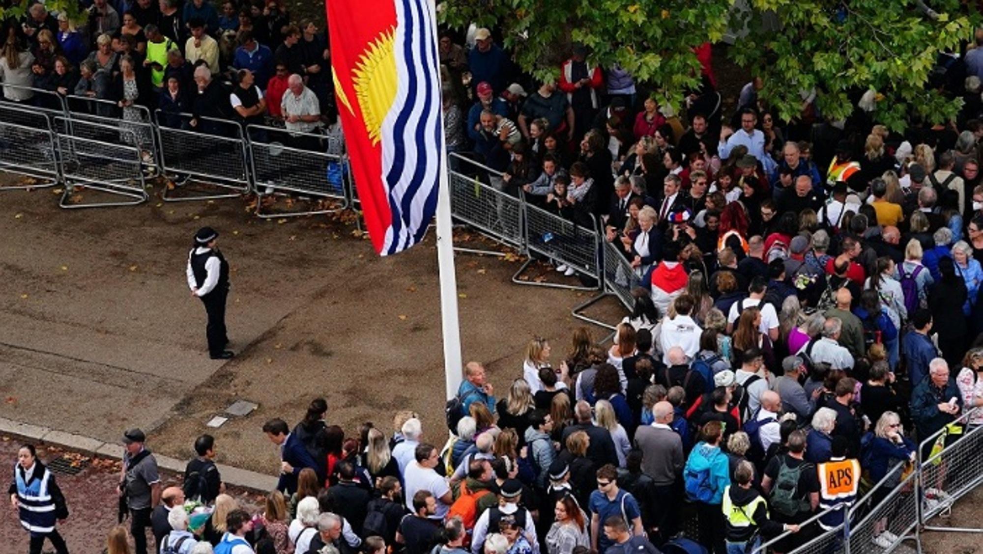 Decenas de personas aguardaban para dar el último adiós a la reina Isabel II de Gran Bretaña.