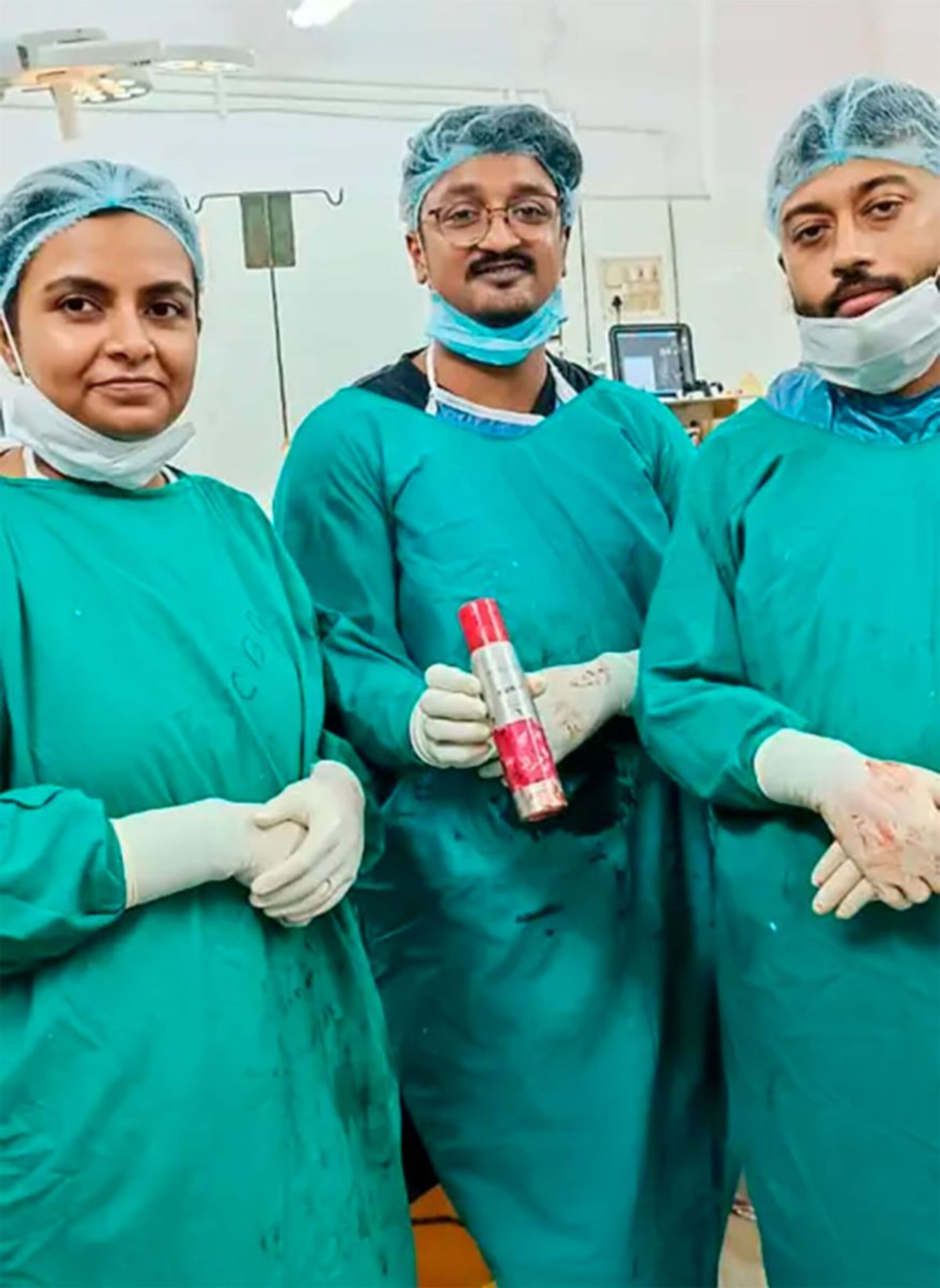 Los médicos posando con el desodorante.