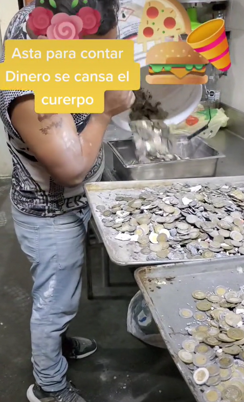 Video de   <a href='https://www.cronica.com.ar/tags/albañiles'>albañiles</a> con miles de monedas es viral en las redes sociales (  <a href='https://www.cronica.com.ar/tags/TikTok'>TikTok</a>/@angelcabrera504).