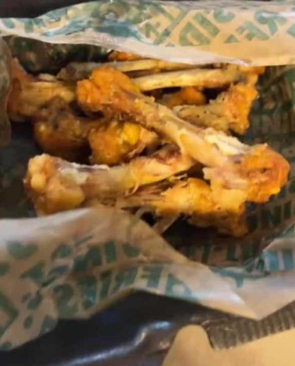 Un cliente descubrió que el delivery se había comido sus alitas y papas fritas (  <a href='https://www.cronica.com.ar/tags/TikTok'>TikTok</a>/@TheSuedeShow).