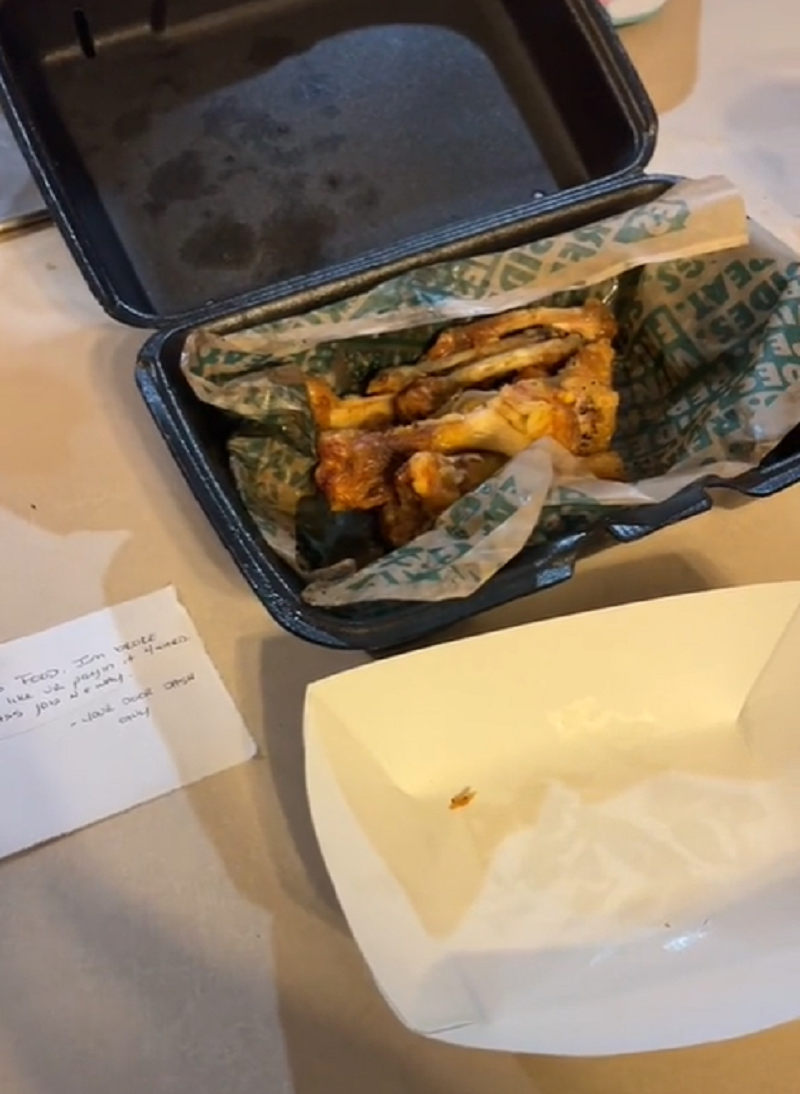 Un cliente descubrió que el delivery se había comido sus alitas y papas fritas (  <a href='https://www.cronica.com.ar/tags/TikTok'>TikTok</a>/@TheSuedeShow).