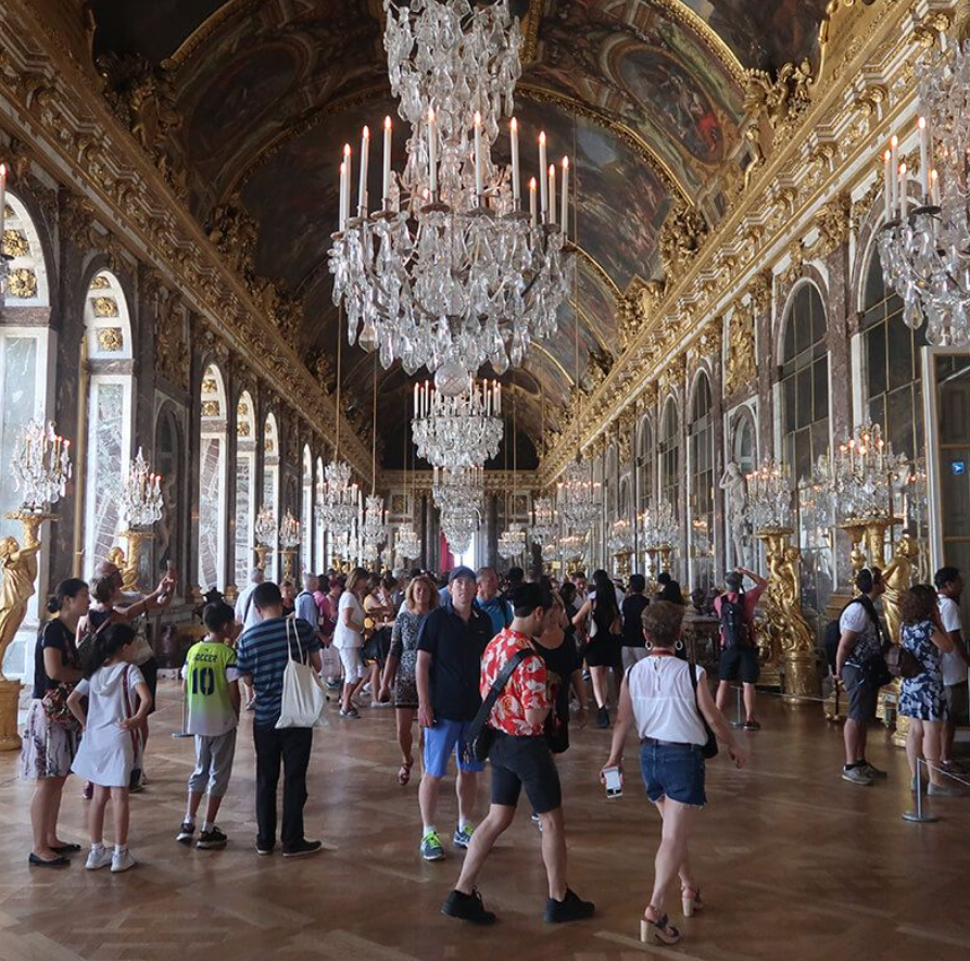 El Palacio de   <a href='https://www.cronica.com.ar/tags/Versalles'>Versalles</a> es visitado por miles de turistas y dos mujeres revelaron su historia paranormal.