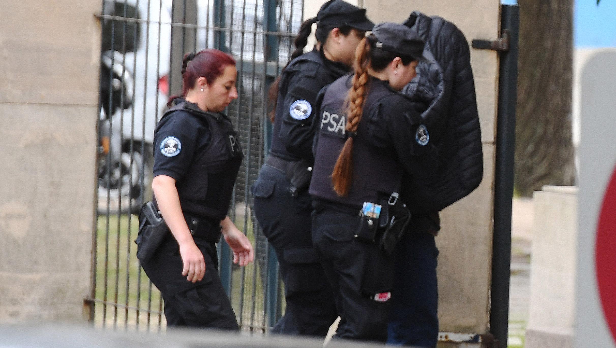 El ingreso de Agustina Díaz a Comodoro Py, bajo fuerte custodia, para ser indagada (Télam).