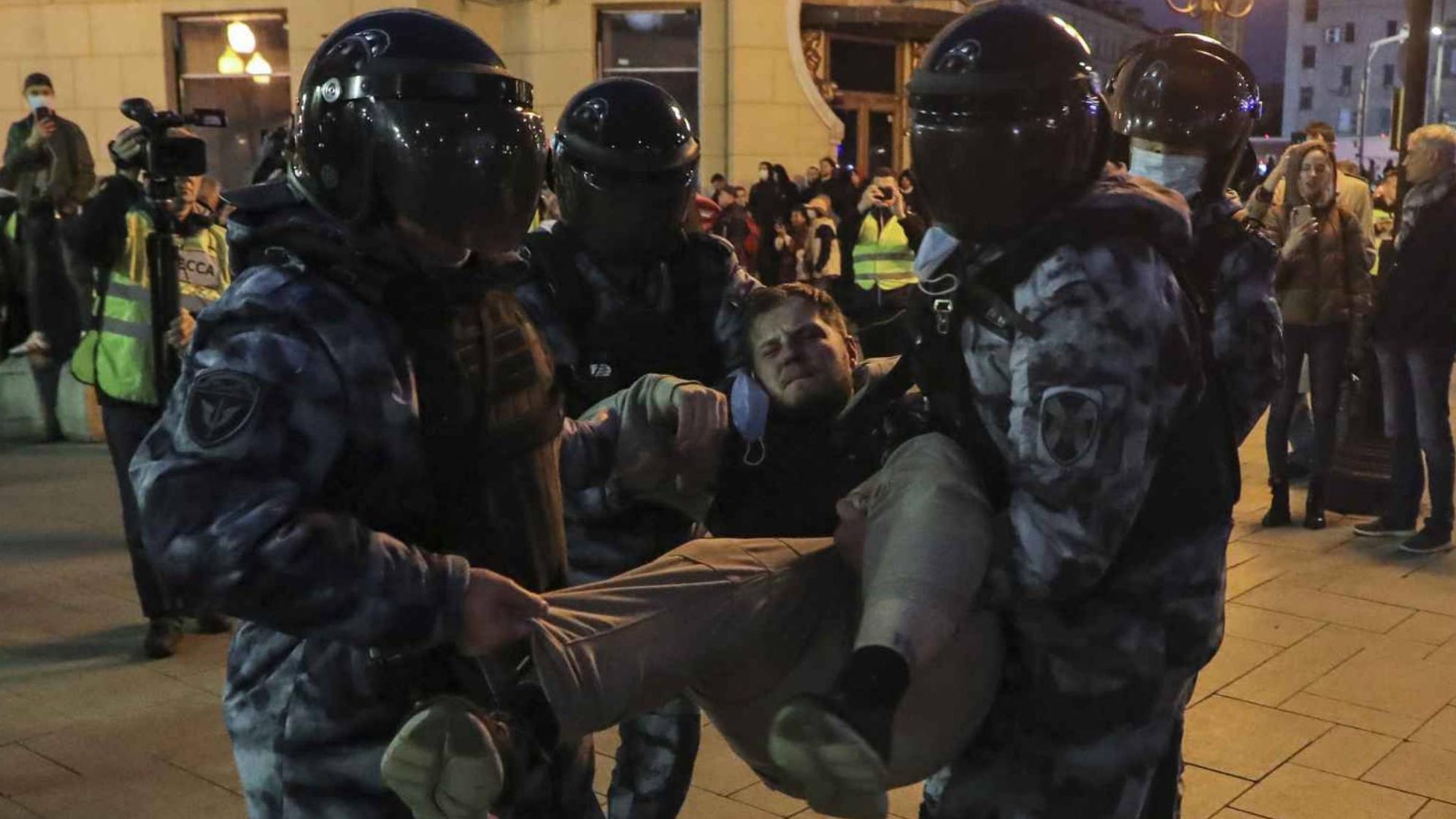 Civiles a la guerra: más de 1000 detenidos en Rusia durante protestas por los anuncios de Putin.