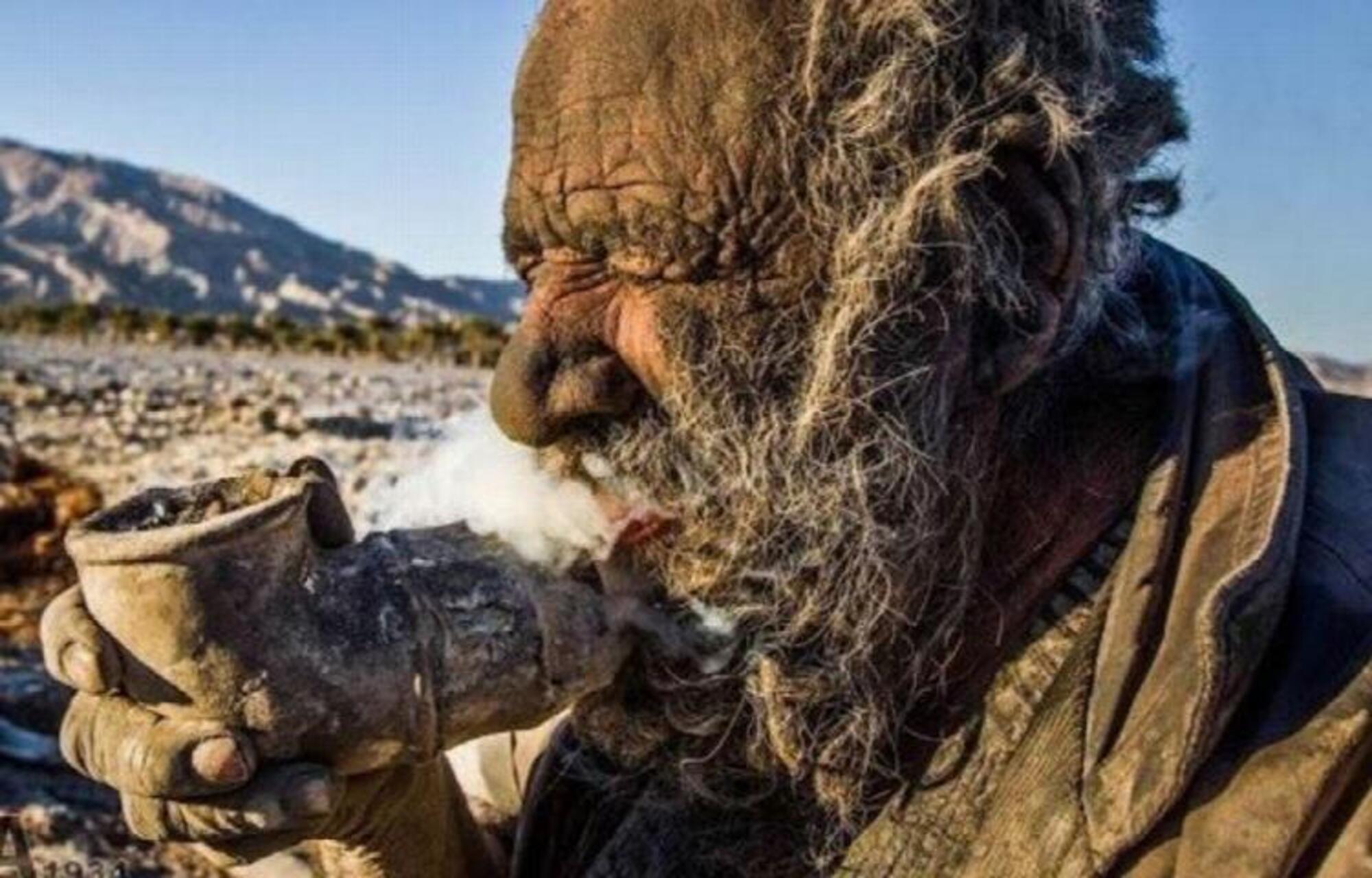 El hombre fuma heces de animales cuando no tiene tabaco.