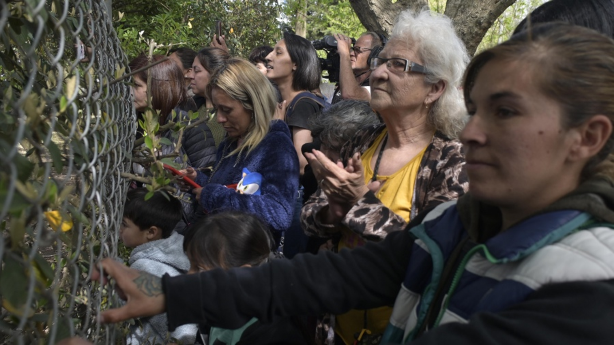 Familiares de los chicos que aún están internados. Foto Télam 