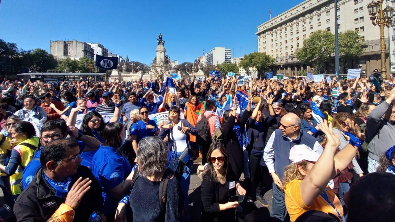 Según la Federación Mundial de Sordos, a nivel global existen 70 millones de personas sordas usuarias de lengua de señas como primera lengua.