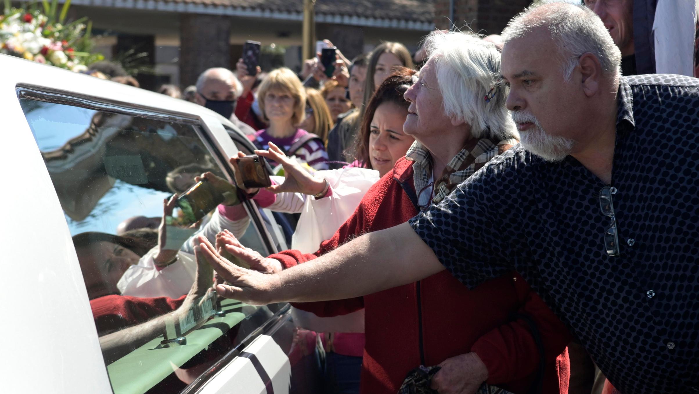 Cientos de personas fueron a despedir a Carlitos Balá (Télam).