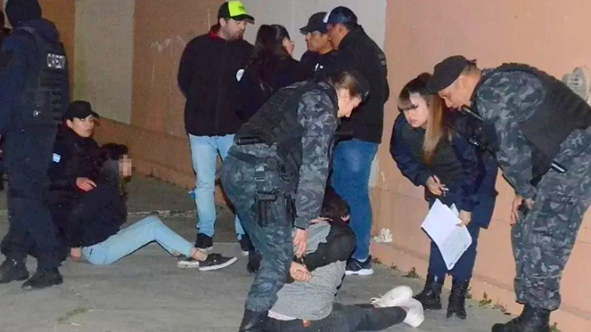 Dos nenas de 13 años protagonizaron una pelea con otra de 12 por un chico.